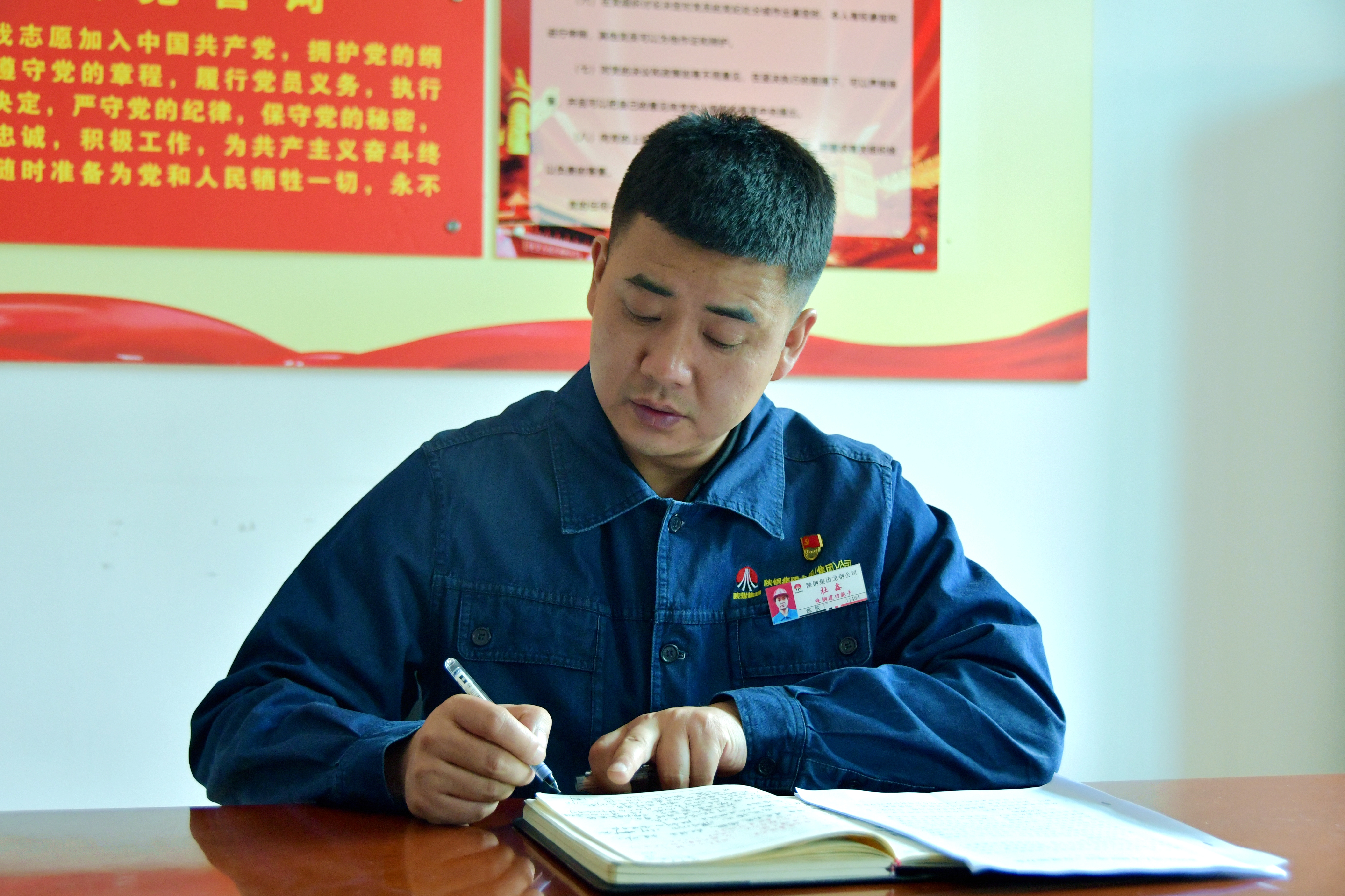 二十載臺車熱浪熔鑄鋼鐵匠心——記陜鋼集團2023—2024年度勞動模范杜鑫