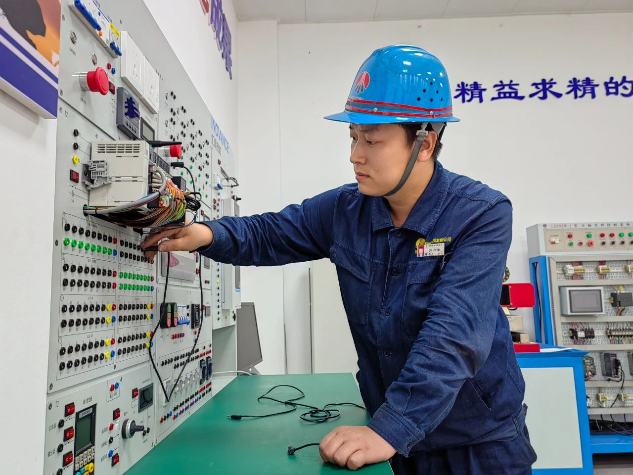 龍鋼公司職工許丹峰在第三屆全國職業技能大賽陜西省選拔賽中喜獲第二名